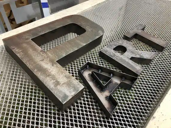 letreros envejecidos en metal